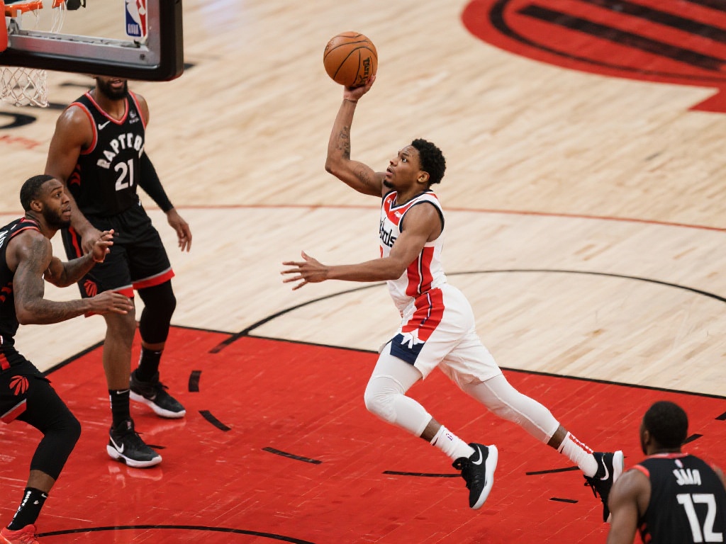 东契奇强势军训中锋 失衡抛投完成精彩2+1 在一次关键回合中,他先通过一个快速突破吸